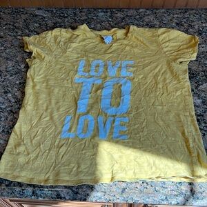 5 a 7 cinq a sept t shirt “LOVE TO LOVE” 💛💐 size XS .. 100% COTTON 🧺